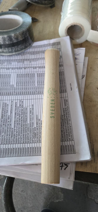 Manici in legno Sveden fotografati tra i componenti dello stock